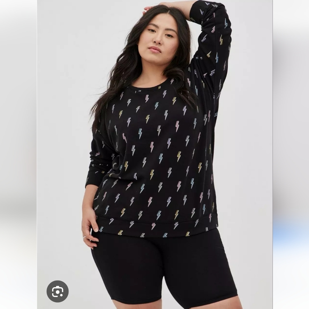 Torrid 00 Size M/L Lightning Bolt Sweatshirt Black Soft AR-1997
